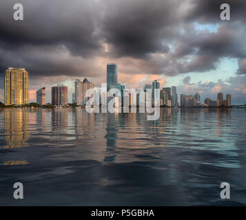 Dämmerung Blick auf die Skyline von Miami, spiegelt sich in Wasser Stockfoto