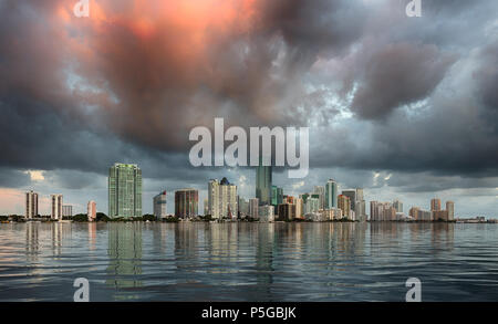 Dämmerung Blick auf die Skyline von Miami, spiegelt sich in Wasser Stockfoto