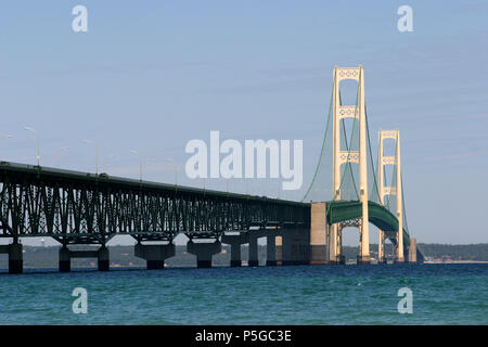 Mackinac Bridge im Sommer tagsüber Stockfoto