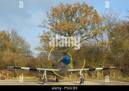 Nordamerikanisches Kampfflugzeug P-51D Mustang aus dem Zweiten Weltkrieg auf dem Flugplatz North Weald, Essex, Großbritannien. Im Besitz von Peter Teichman vom Hangar 11 Stockfoto