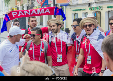 Nischni Nowgorod, Russland - 24. Juni 2018: einer der Städte der WM 2018 in Russland. Auf den Straßen der Stadt Fußball Fans kommunizieren. Stockfoto