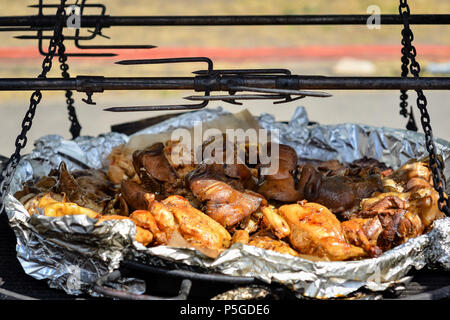 Verschiedene gebratenen und gegrillten Fleisch auf einer großen Pfanne. Stockfoto