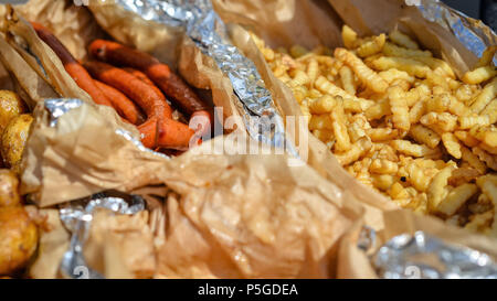 Eine Vielzahl von gebratenen und gegrillten Snacks auf einer großen Pfanne. Stockfoto