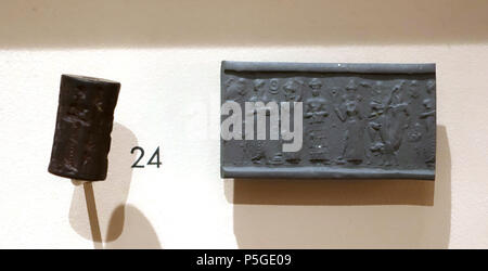 N/A. Englisch: Ausstellung im Harvard Semitic Museum, Harvard University, Cambridge, Massachusetts, USA. Diese Arbeit ist alt genug, so dass es im. 3 April 2016, 14:14:02. Daderot 396 die Zylinderdichtung mit Präsentation und zur Bekämpfung der Szene, altbabylonischen Zeit, C. 2000-1600 v. Chr. - Harvard Semitic Museum - Cambridge, MA-DSC 06186 Stockfoto