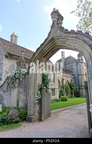 N/A. Englisch: Lacock Abbey - Wiltshire, England. 26 Mai 2016, 10:27:08. Daderot 121 Torbogen - Lacock Abbey - Wiltshire, England - DSC 00817 Stockfoto
