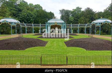 N/A. Englisch: Voliere - Waddesdon Manor - Buckinghamshire, England. 8 Juni 2016, 05:20:54. Daderot 154 Voliere - Waddesdon Manor - Buckinghamshire, England - DSC 07497 Stockfoto