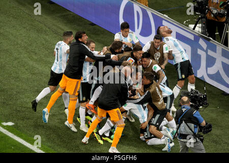 Der Argentinier Marcos Rojo (verdeckt) feiert mit seinen Teamkollegen, nachdem er während des Spiels der Gruppe D der FIFA-Weltmeisterschaft im Sankt Petersburg-Stadion das zweite Tor seiner Mannschaft erzielt hatte. DRÜCKEN SIE VERBANDSFOTO. Bilddatum: Dienstag, 26. Juni 2018. Siehe PA Story WORLDCUP Nigeria. Bildnachweis sollte lauten: Owen Humphreys/PA Wire. EINSCHRÄNKUNGEN: Nur für redaktionelle Zwecke. Keine kommerzielle Nutzung. Keine Verwendung mit inoffiziellen Logos von Drittanbietern. Keine Bildbearbeitung. Keine Videoemulation Stockfoto