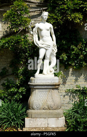 N/A. Englisch: Statue im Park Wrest - Bedfordshire, England. 9 Juni 2016, 06:33:32. Daderot 154 Herbst - Wrest Park - Bedfordshire, England - DSC sie Stockfoto