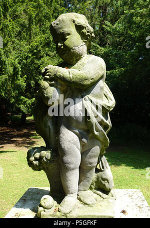 N/A. Englisch: Statue im Park Wrest - Bedfordshire, England. 9 Juni 2016, 06:59:01. Daderot 337 Cherub - Wrest Park - Bedfordshire, England - DSC 08057 Stockfoto