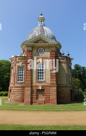 N/A. Englisch: Archer Pavillon - Wrest Park - Bedfordshire, England. Errichtet 1709-11 nach Entwürfen von Thomas Archer für Henry de Grau, Herzog von Kent. Denkmalgeschützte Gebäude, die Nummer 1113807. 9 Juni 2016, 07:45:59. Daderot 119 Archer Pavillon - Wrest Park - Bedfordshire, England - DSC 08164 Stockfoto