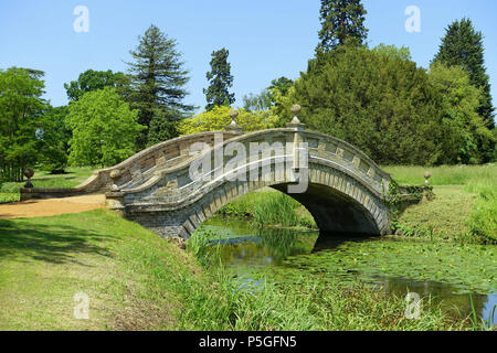 N/A. Englisch: Chinesische Brücke - Wrest Park - Bedfordshire, England. Von Lady Anne Florenz Cowper (1806-1880), Frau des 6. Earl entworfen und gebaut 1876. 9 Juni 2016, 08:07:02. Daderot 339 chinesische Brücke - Wrest Park - Bedfordshire, England - DSC 08220 Stockfoto