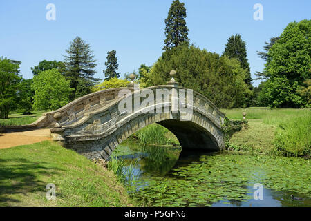 N/A. Englisch: Chinesische Brücke - Wrest Park - Bedfordshire, England. Von Lady Anne Florenz Cowper (1806-1880), Frau des 6. Earl entworfen und gebaut 1876. 9 Juni 2016, 08:09:38. Daderot 339 chinesische Brücke - Wrest Park - Bedfordshire, England - DSC 08228 Stockfoto