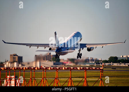 Montreal, Kanada, 25. Juni 2018. Air Transat Passagier Abheben vom internationalen Flughafen Trudeau entfernt. Credit: Mario Beauregard/Alamy leben Nachrichten Stockfoto