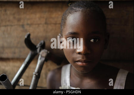 Eine junge kinderlähmung Leidenden erhält Unterstützung von einer NRO in Goma, Nord-Kivu, Demokratische Republik Kongo Stockfoto