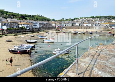 Mousehole Harbour an einem sonnigen Sommertag, Cornwall, England, Großbritannien Stockfoto