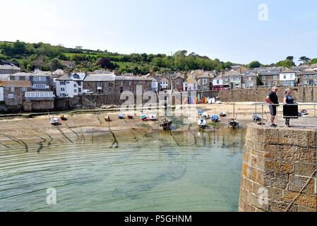 Mousehole Harbour an einem sonnigen Sommertag, Cornwall, England, Großbritannien Stockfoto