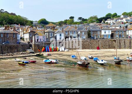 Mousehole Harbour an einem sonnigen Sommertag, Cornwall, England, Großbritannien Stockfoto