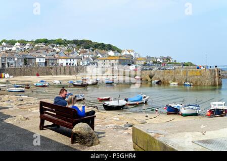 Mousehole Harbour an einem sonnigen Sommertag, Cornwall, England, Großbritannien Stockfoto