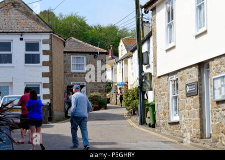 Ruhigen kleinen Straße im Dorf von mousehole an einem sonnigen Sommertag, Cornwall, England, Großbritannien Stockfoto