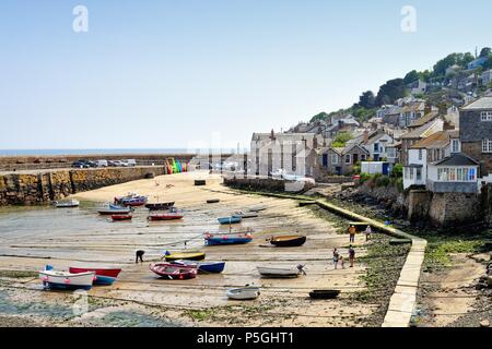 Mousehole Harbour an einem sonnigen Sommertag, Cornwall, England, Großbritannien Stockfoto