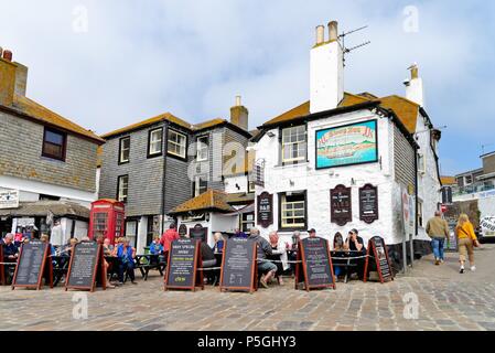 Das Harbourside Sloop Inn in St. Ives in Cornwall, England, Großbritannien Stockfoto