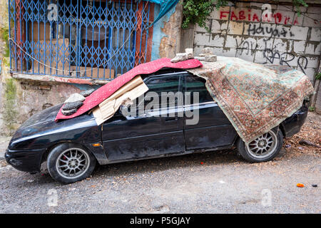 Die Bewohner bereiten sich auf den Sturm, die ihre Autos mit Decken oder schützenden Materialien starker Donner, schweren Hagel in Istanbul in der Türkei erwarten. Stockfoto