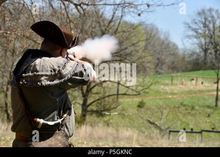 Nach Historiker Re-enactors auf schießplatz mit ihren Gewehren schießen auf Ziele während der blutigen See Rendezvous, Woodford, WI, USA. Stockfoto