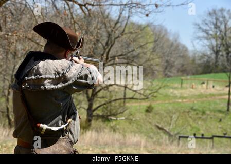 Nach Historiker Re-enactors auf schießplatz mit ihren Gewehren schießen auf Ziele während der blutigen See Rendezvous, Woodford, WI, USA. Stockfoto