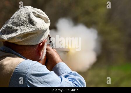 Nach Historiker Re-enactors auf schießplatz mit ihren Gewehren schießen auf Ziele während der blutigen See Rendezvous, Woodford, WI, USA. Stockfoto