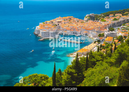 Panoramablick auf das luftbild der Altstadt von Dubrovnik, eines der bekanntesten touristischen Destinationen im Mittelmeer, von Srd Berg Stockfoto