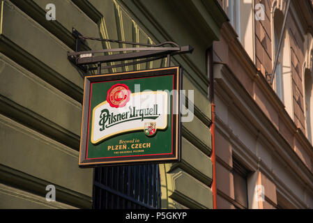 Pilsner Urquell logo und außerhalb eines Restaurants in Prag, Tschechische Republik Stockfoto