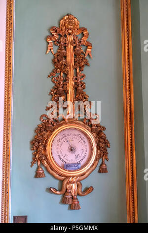 N/A. Englisch: auf Anzeige im Shugborough Hall - Staffordshire, England. 13 Juni 2016, 08:19:06. Daderot 172 Barometer, 1800-1830, vergoldeten Holz, Glas - Blauer Salon - Shugborough Hall - Staffordshire, England - DSC 00328 Stockfoto