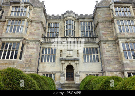 N/A. Englisch: Brunnen Halle - North Yorkshire, England. 14 Juni 2016, 06:56:34. Daderot 544 Fassade - Brunnen Halle - North Yorkshire, England - DSC 00513 Stockfoto