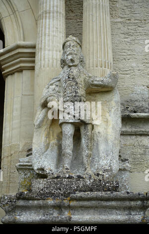 N/A. Englisch: Brunnen Halle - North Yorkshire, England. 14 Juni 2016, 07:03:32. Daderot 544 Fassade Eintrag Statue, 2 von 2 - Brunnen Halle - North Yorkshire, England - DSC 00534 Stockfoto