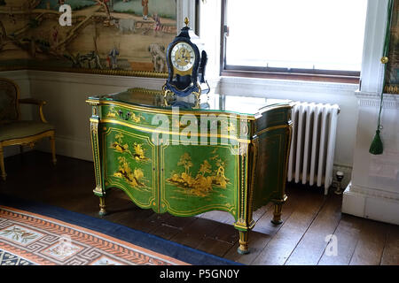 N/A. Englisch: Object in das Harewood House - West Yorkshire, England angezeigt. Circa 1769. 16 Juni 2016, 07:12:40. Daderot 372 Kommode, Chippendale, 1700 s-Ost Schlafzimmer - das Harewood House - West Yorkshire, England - DSC 01743 Stockfoto