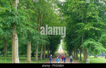 N/A. Englisch: Allée, Richtung Blanche vase - Chatsworth House - Derbyshire, England suchen. 18 Juni 2016, 12:01:16. Daderot 86 Allee, in Richtung Blanche vase - Chatsworth House - Derbyshire, England - DSC 03578 Stockfoto