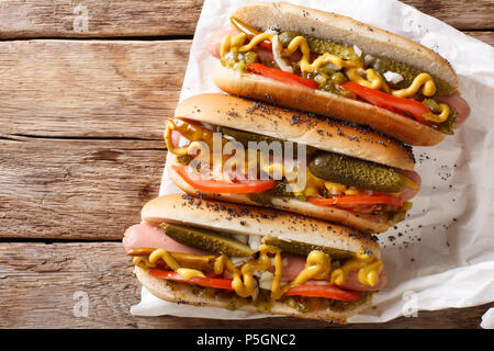 Traditionelle Chicago Style Hot Dog mit Senf, Gemüse und Sauce close-up auf den Tisch. Horizontale Ansicht von oben Stockfoto