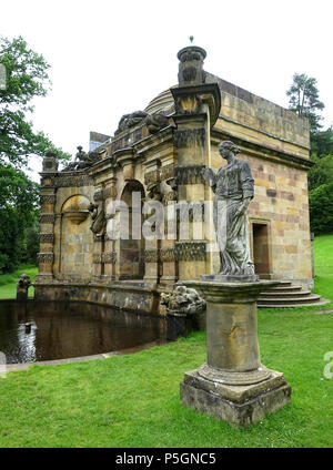 N/A. Englisch: Cascade Haus (Conduit House), 1702-1703, entworfen von Thomas Archer, mit Schnitzereien von Samuel Watson und Henri Nadauld - Chatsworth House - Derbyshire, England. 18 Juni 2016, 12:26:05. Daderot 279 Cascade Haus, 1702-1703, entworfen von Thomas Archer, mit Schnitzereien von Samuel Watson und Henri Nadauld - Chatsworth House - Derbyshire, England - DSC 03625 Stockfoto