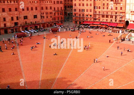Von Siena Italien Il Campo Platz aus dem Glockenturm. Stockfoto