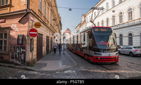 Street car (Straßenbahn) mit Fußgängern im historischen Mala Strana, Prag Stockfoto