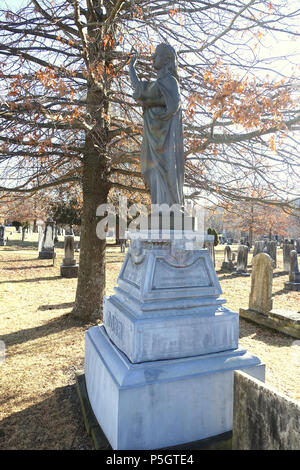 N/A. Englisch: Spencertown Friedhof - Austerlitz, New York, USA. Statue von Schuyler, Pastoren, Landon und Unternehmen, Bridgeport, Connecticut. 15 Januar 2017, 14:58:04. Daderot 494 Edward Dorr, Jr. - Spencertown Friedhof - Austerlitz, New York - DSC 07614 Stockfoto