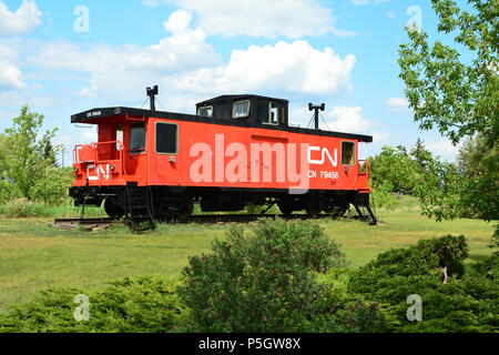 Ende der Schlange. Ein einsamer Kutscher steht auf den Schienen, auf denen er einmal gerollt war. Stockfoto