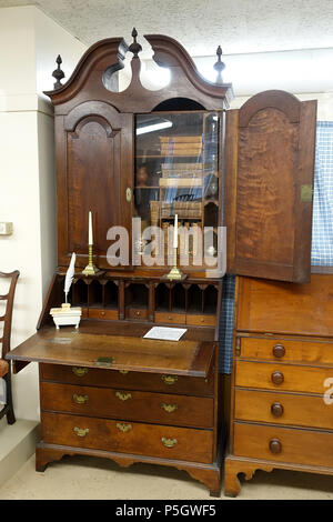 N/A. Englisch: Ausstellung in der Historischen Gesellschaft - Dedham Dedham Massachusetts, USA. 2 Mai 2017, 15:30:03. Daderot 440 Schreibtisch und Bücherregal, Queen Anne Stil, 1730-1735 - Dedham historische Gesellschaft - Dedham Massachusetts - DSC 04163 Stockfoto