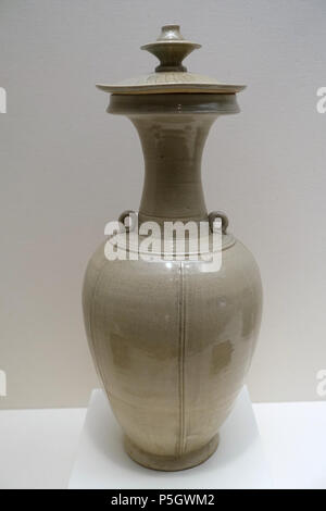 N/A. Englisch: Ausstellung im Dallas Museum für Kunst, Dallas, Texas, USA. 7 Mai 2017, 17:16:32. Daderot 226 Flasche mit Deckel, China, der Nördlichen Song Dynastie, 960-1127 AD, Longquan ware (porcelaneous Steinzeug) - Dallas Museum für Kunst - DSC05117 Stockfoto