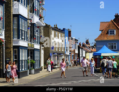 Im Sommer Blick hinunter East Street, Southwold Stockfoto