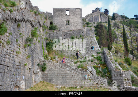 Menschen klettern die Schritte, um den Hl. Johannes (San Giovanni) Festung und Schloss, Altstadt, Kotor, Bucht von Kotor, Montenegro Stockfoto