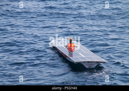 Solar Boot im Hafen Hercules bei Monaco Solarboot Herausforderung. Es ist für Schiffe, die nur durch die Sonne angetrieben. Stockfoto