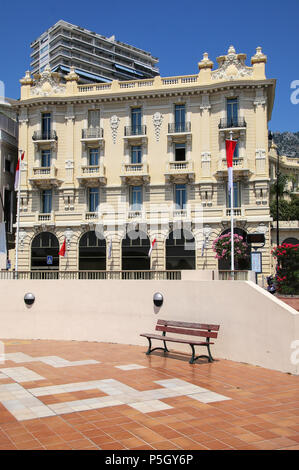 Kleines Quadrat mit einer Bank in Monte Carlo, Monaco. Monaco ist der zweitkleinste Staat der Welt. Stockfoto