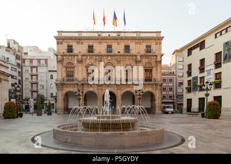 Blick von der Concatedral de Santa María in Castellón aus der Wohnung von der Plaza Mayor und dem Rathaus Stockfoto