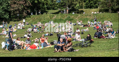 Menschen entspannen und genießen einen sonnigen, heissen Sonntag Nachmittag im Kelvingrove Park in der Stadt West End Stockfoto